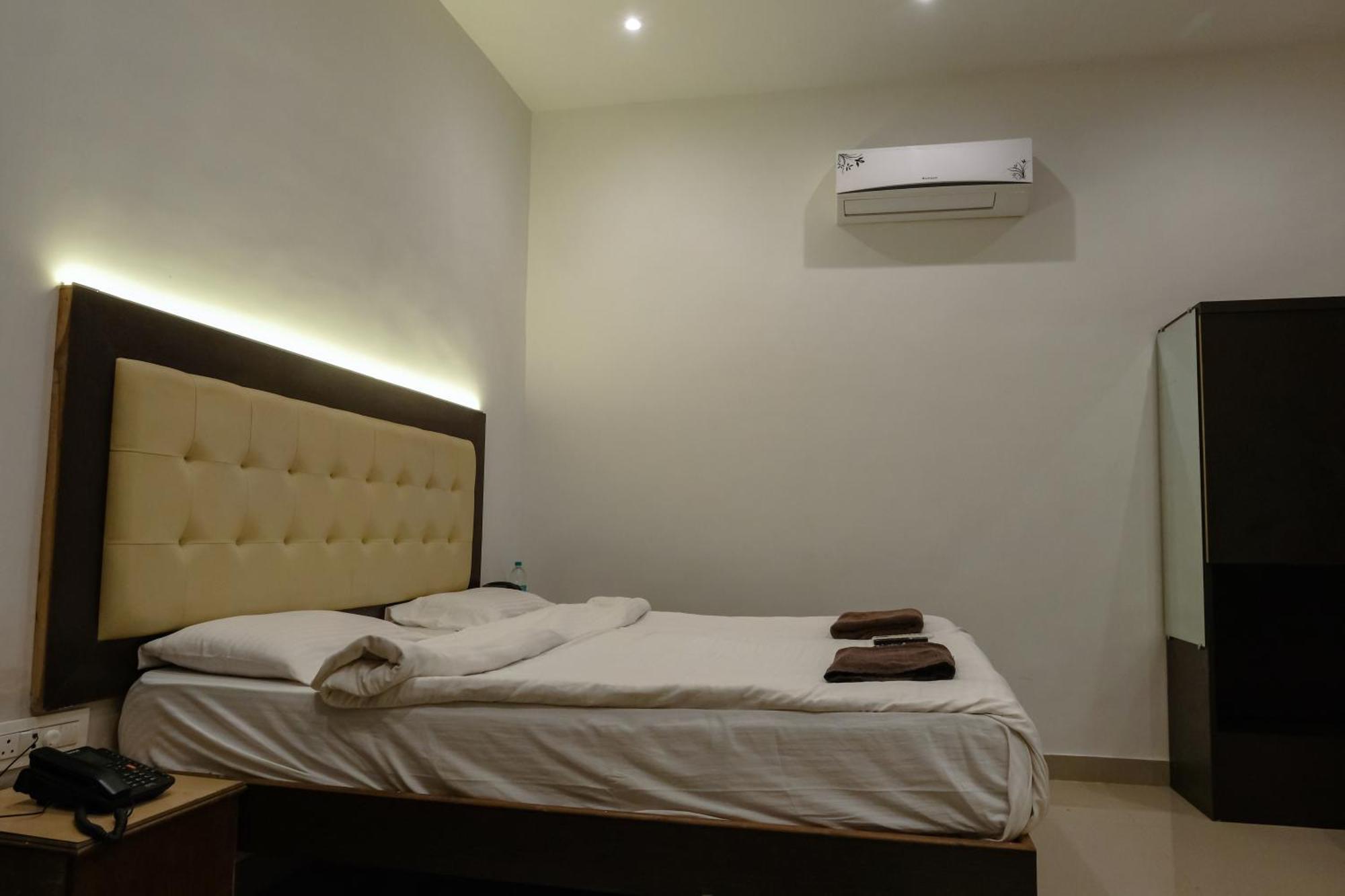 Sanidhya Beach Resort Alībāg Buitenkant foto