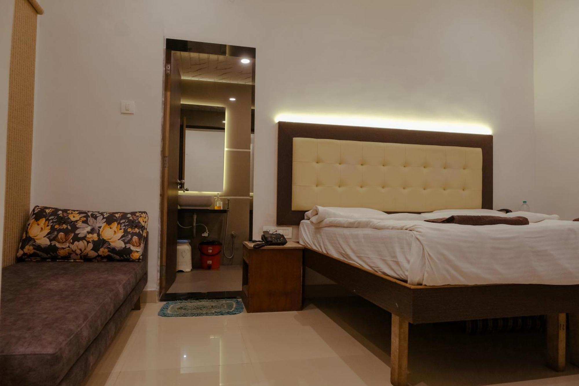 Sanidhya Beach Resort Alībāg Buitenkant foto