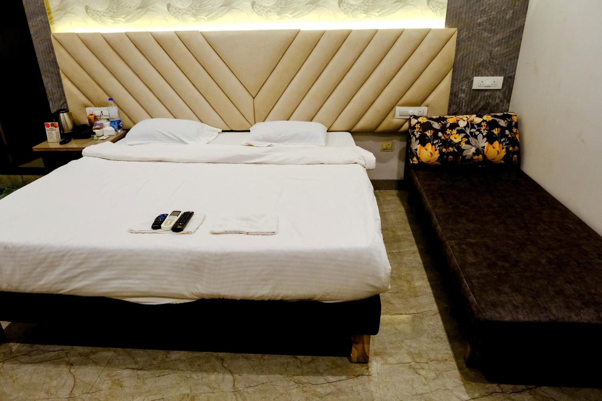Sanidhya Beach Resort Alībāg Buitenkant foto